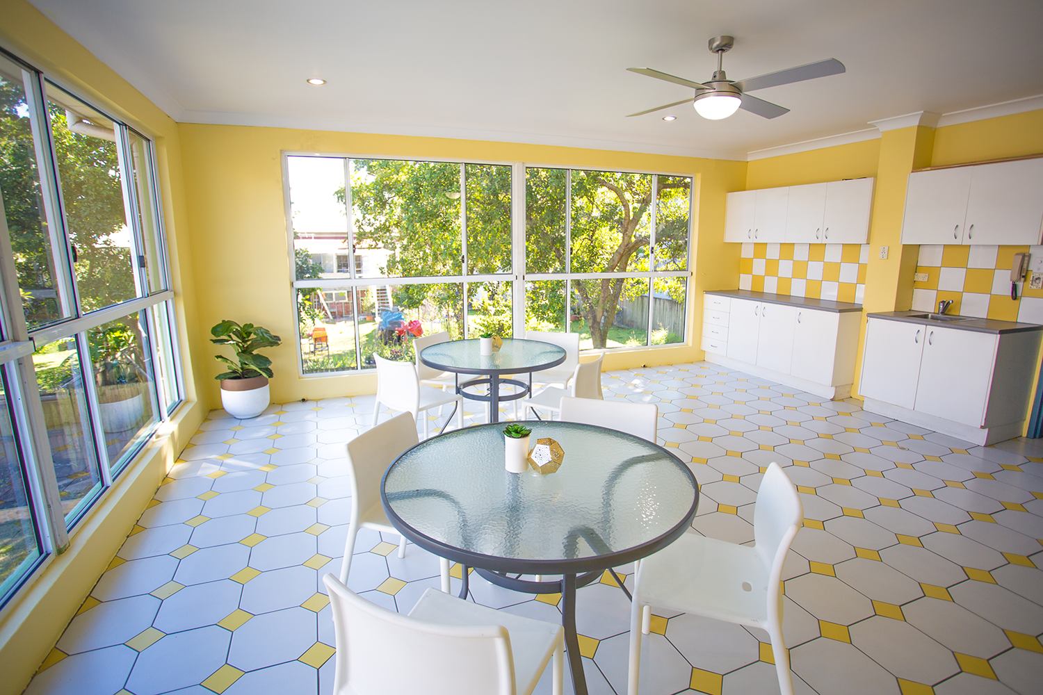 Brisbane Student Apartments Desketing---Hamilton-Student-Accom-Dinning1_large